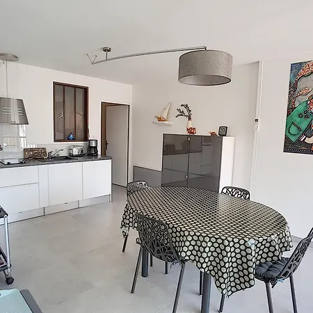 Apartment Les Sables-d'olonne, 3 Pieces, 4 Personnes - Fr-1-331-76
